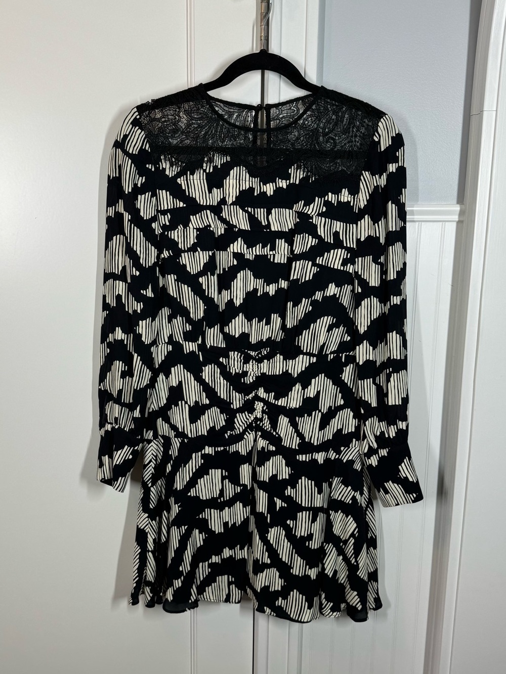 REISS Miya Ruched Long Sleeve Printed Mini Dress Size 6 black and white classy